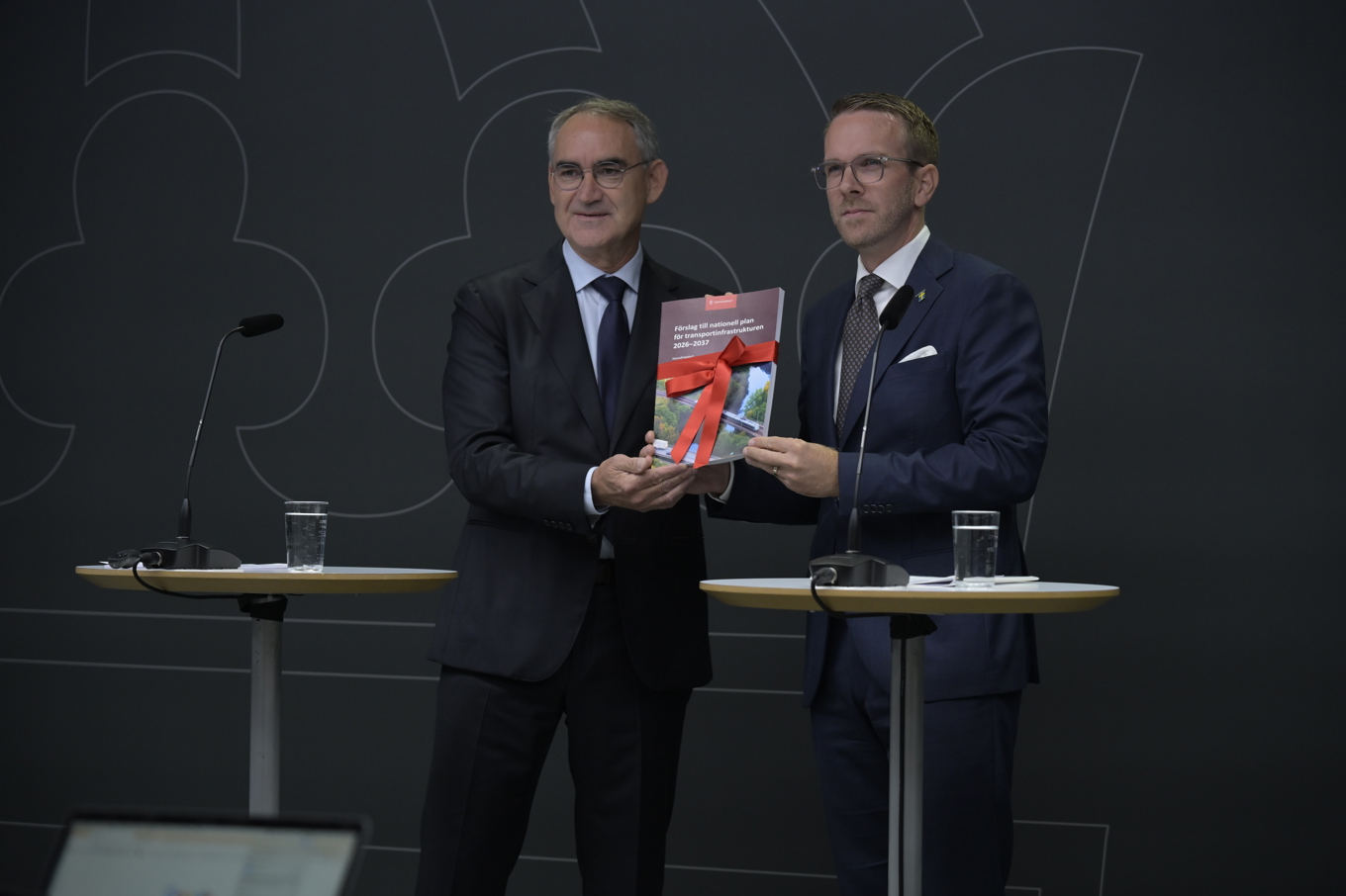 Trafikverkets generaldirektör Roberto Maiorana och bostads- och infrastrukturminister Andreas Carlson (KD). Foto: Roger Sahlström
