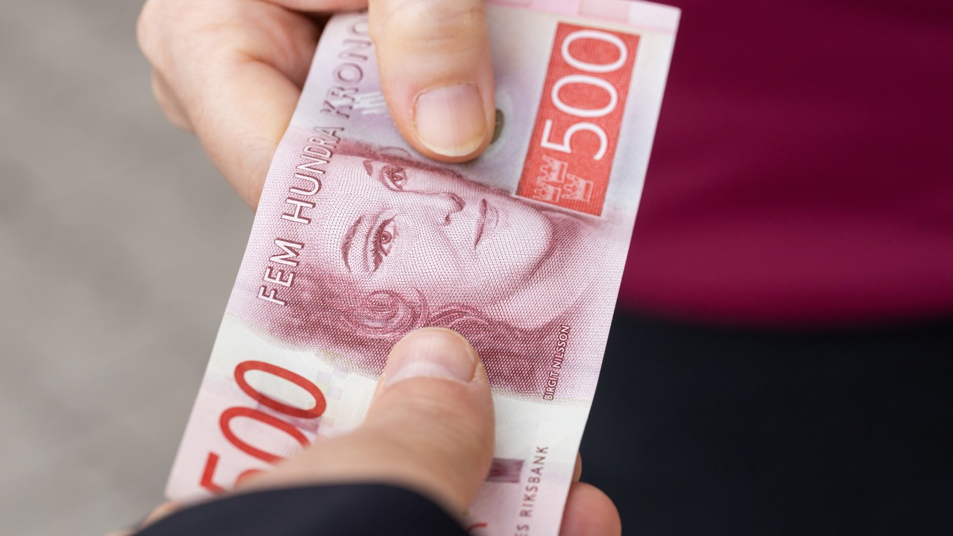 Kontant betalning av vårdbesök är en känslig fråga. Rätten att använda kontanter är lagreglerad men motverkas av regionernas digitaliseringsiver. Foto: Andrzej Rostek/Shutterstock