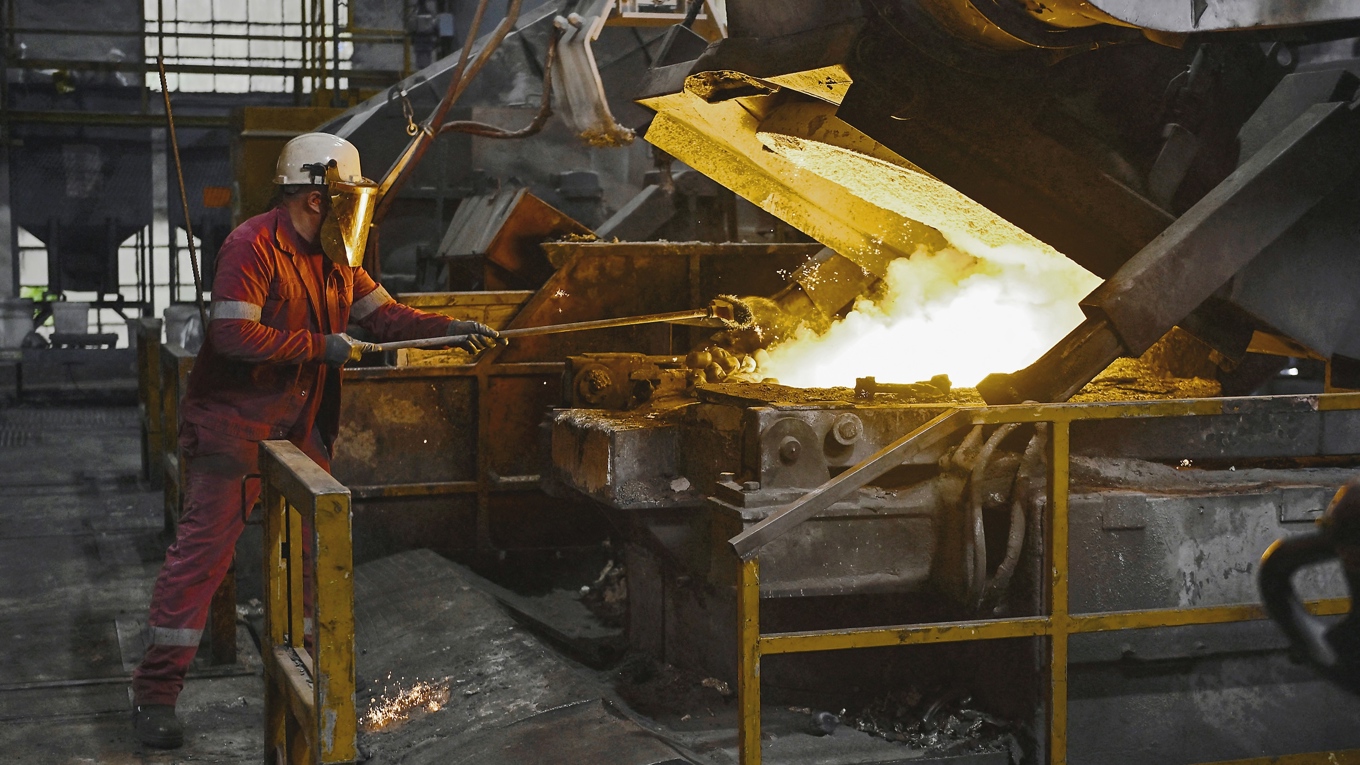 En gjuteriarbetare smälter metall vid en fabrik som betjänar bilindustrin, central för ekonomin. Foto: Ander Gillenea/AFP/Getty Images