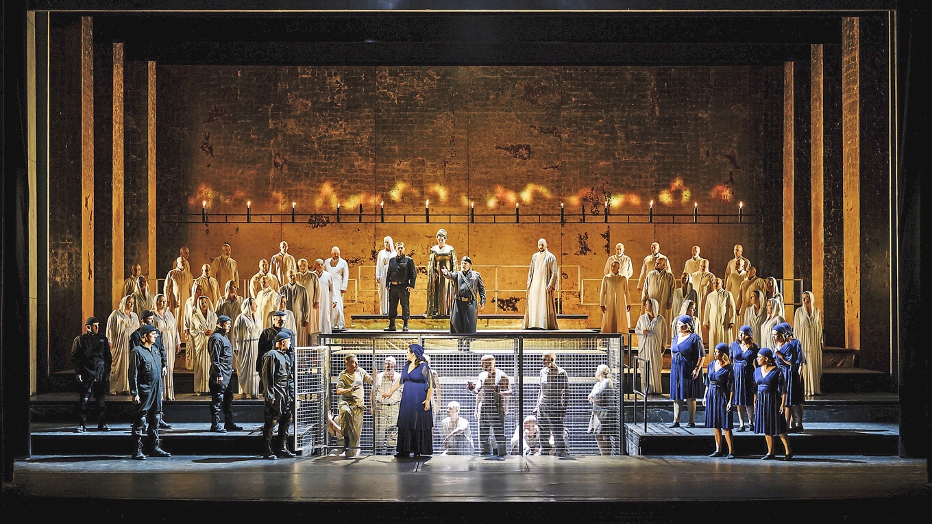 Amonasros entré i andra akten från det slags bur av metallnät som blivit så populär i modern operascenografi. Foto: Sören Vilks