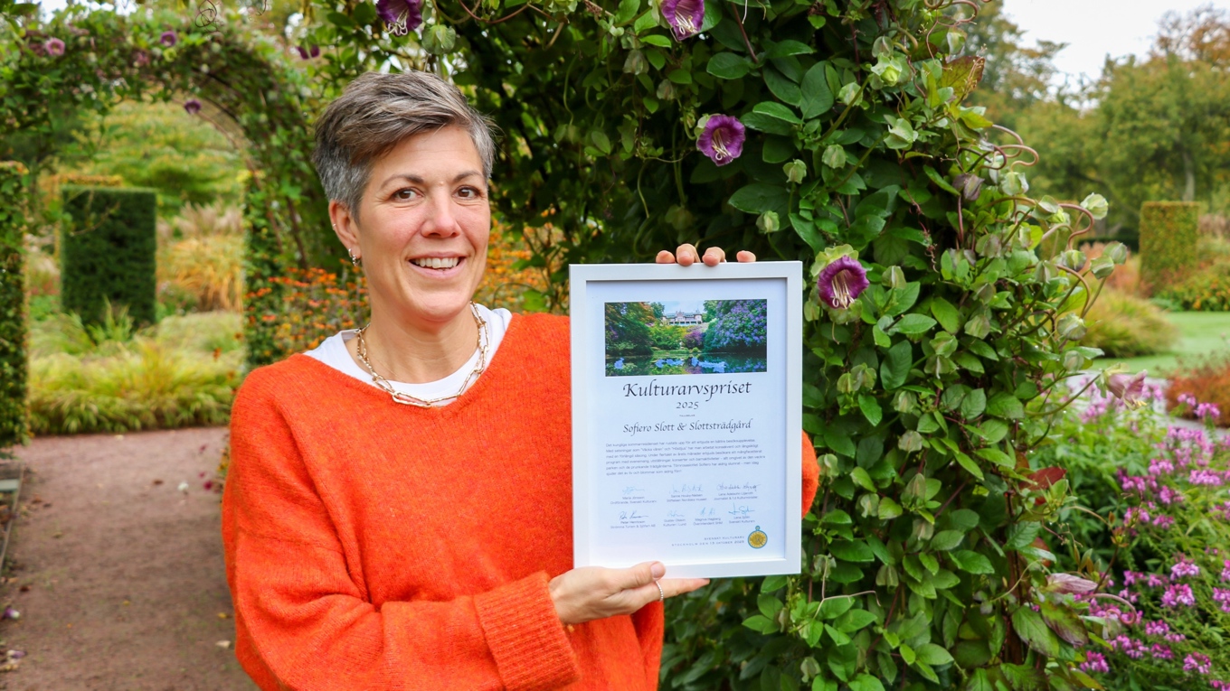 Caroline Lundholm, verksamhetschef för Sofiero slott och slottsträdgård, håller upp diplomet för Kulturarvspriset 2025. Foto: Pressbild