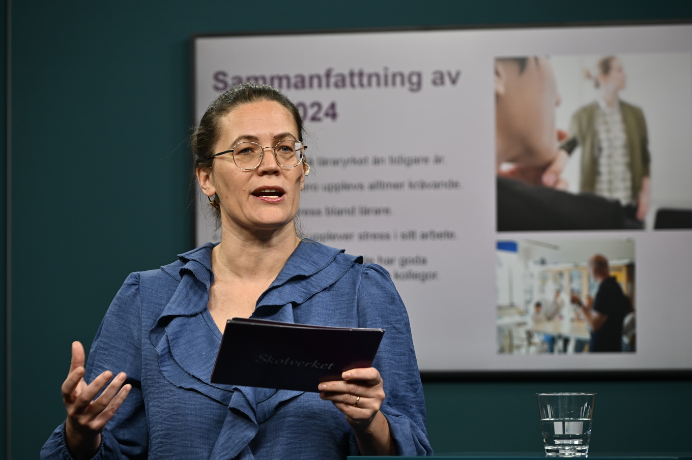 Anna Castberg, avdelningschef på Skolverket, presenterar resultaten från den internationella studien Talis 2024, som undersöker lärares och rektorers yrkesvardag. Foto: Anders Wiklund/TT