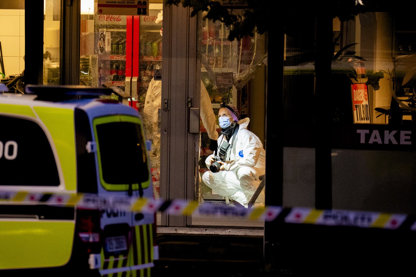Polisens tekniker på plats efter nattens explosion vid en restaurang i Strømmen. Foto: Stian Lysberg Solum