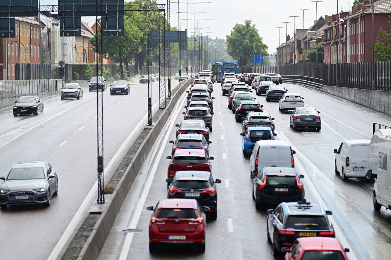 Svensk klimatpolitik, bland annat om trafikutsläpp, ska harmoniseras till EU:s regelverk. Arkivbild. Foto: Magnus Lejhall/TT