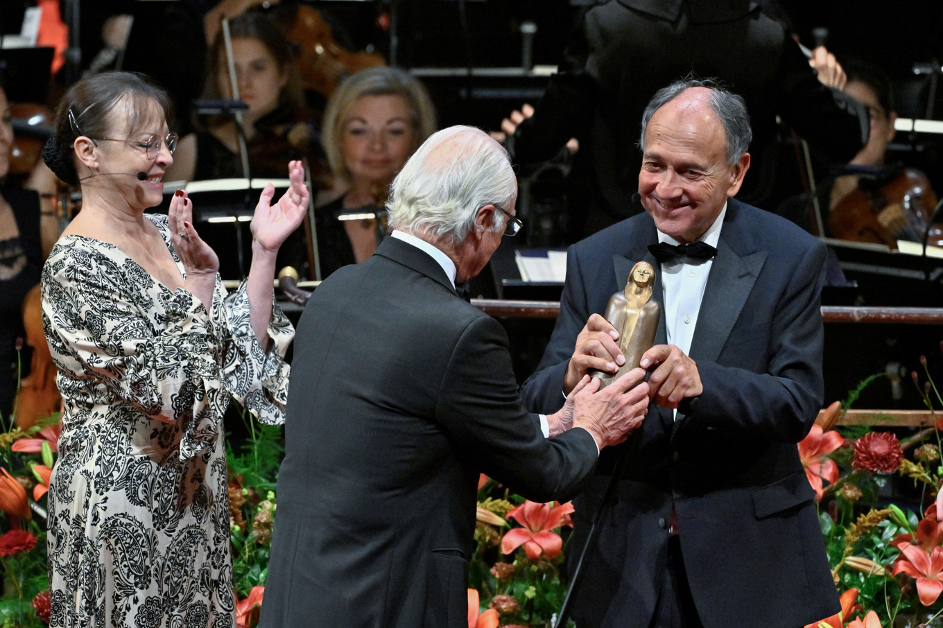 Kung Carl Gustaf delar ut Birgit Nilsson-priset till Paul Hermelin, ordförande för "Festival d'Aix-en-Provence". Till vänster Sophie Joissains, borgmästare i Aix-en-Provence. Foto: Claudio Bresciani/TT