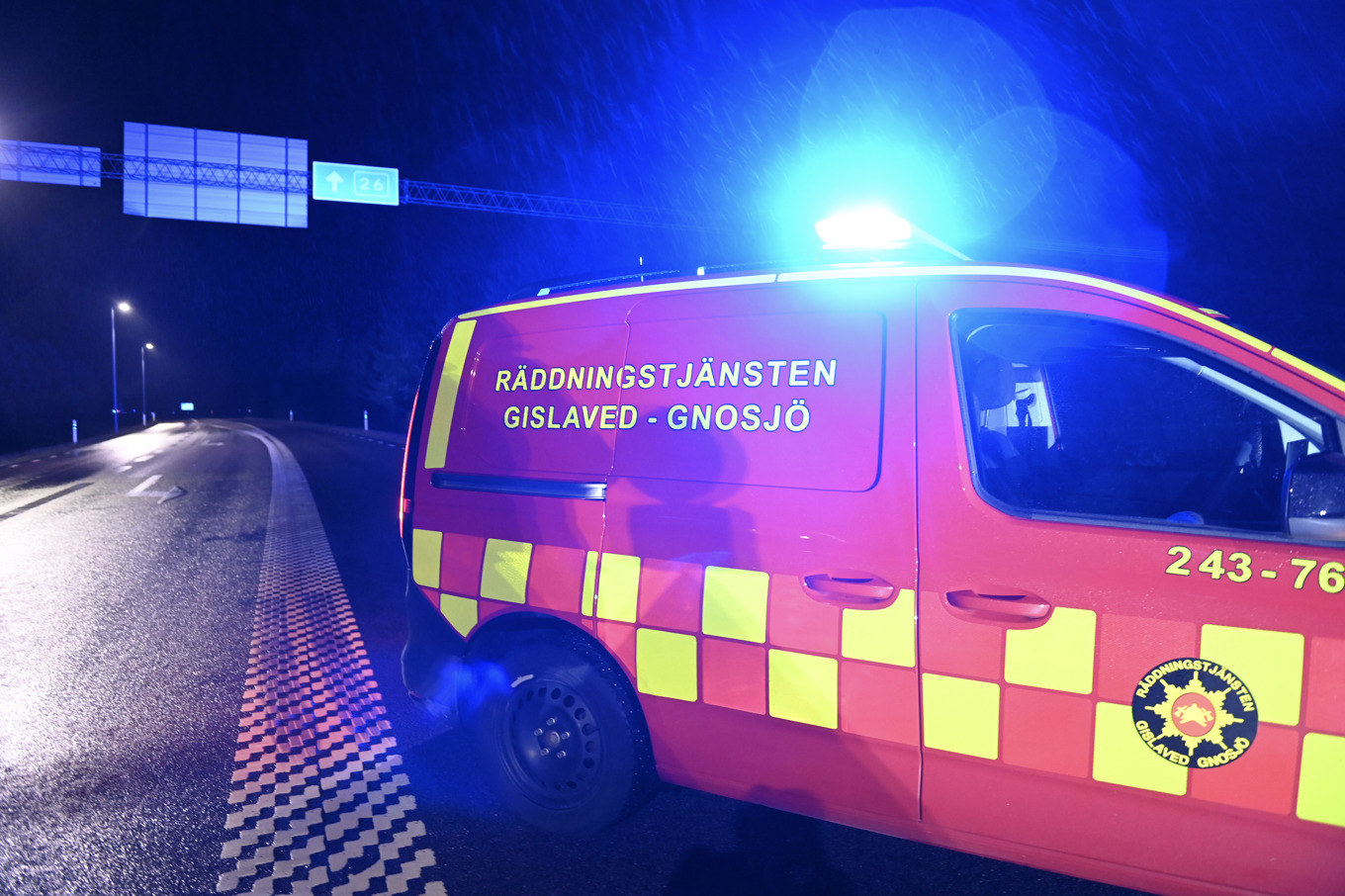 Riksväg 26 stängdes av i höjd med Hestra norr om Gislaved i samband med olyckan. Foto: Anna Hållams/TT