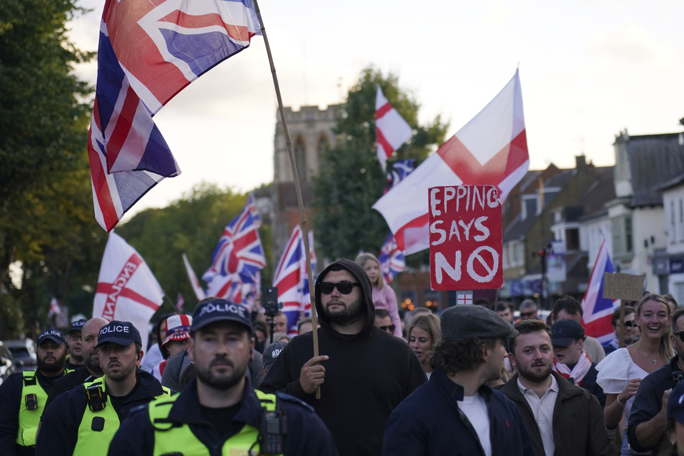 Efter att mannen antastat en 14-årig flicka anordnades protester vid det hotell där han och andra migranter bodde i Epping utanför London. Foto: Alberto Pezzali/AP/TT