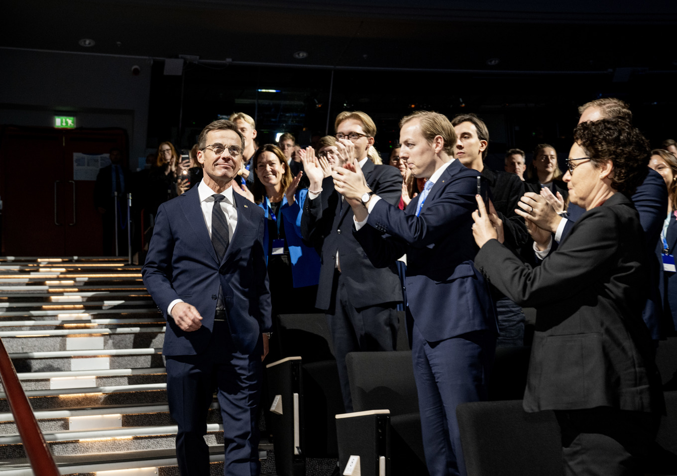 Statsminister Ulf Kristersson hälsas inför sitt tal på Moderaternas arbetsstämma på lördagen. Foto: Christine Olsson/TT