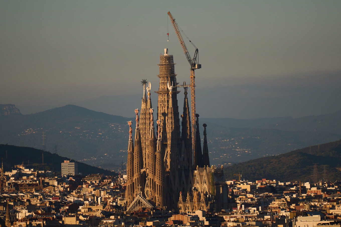 La Sagrada Familia blev på torsdagen världens högsta kyrka efter att en del av det centrala tornet lyftes till sin plats. Foto: Emilio Morenatti/AP