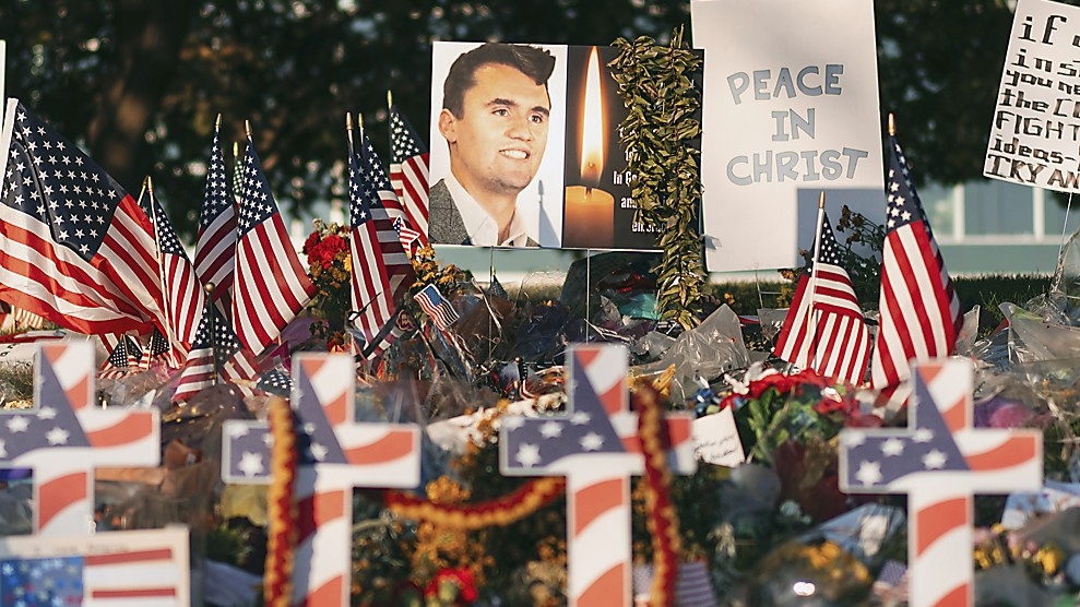 Blommor, amerikanska flaggor och andra föremål vid Utah Valley University i USA den 16 september. Foto: Madalina Kilroy