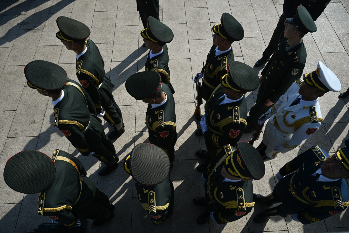 Kinesiska militärer under en ceremoni på Himmelska fridens torg i Peking. foto: Greg Baker/AFP via Getty Images
