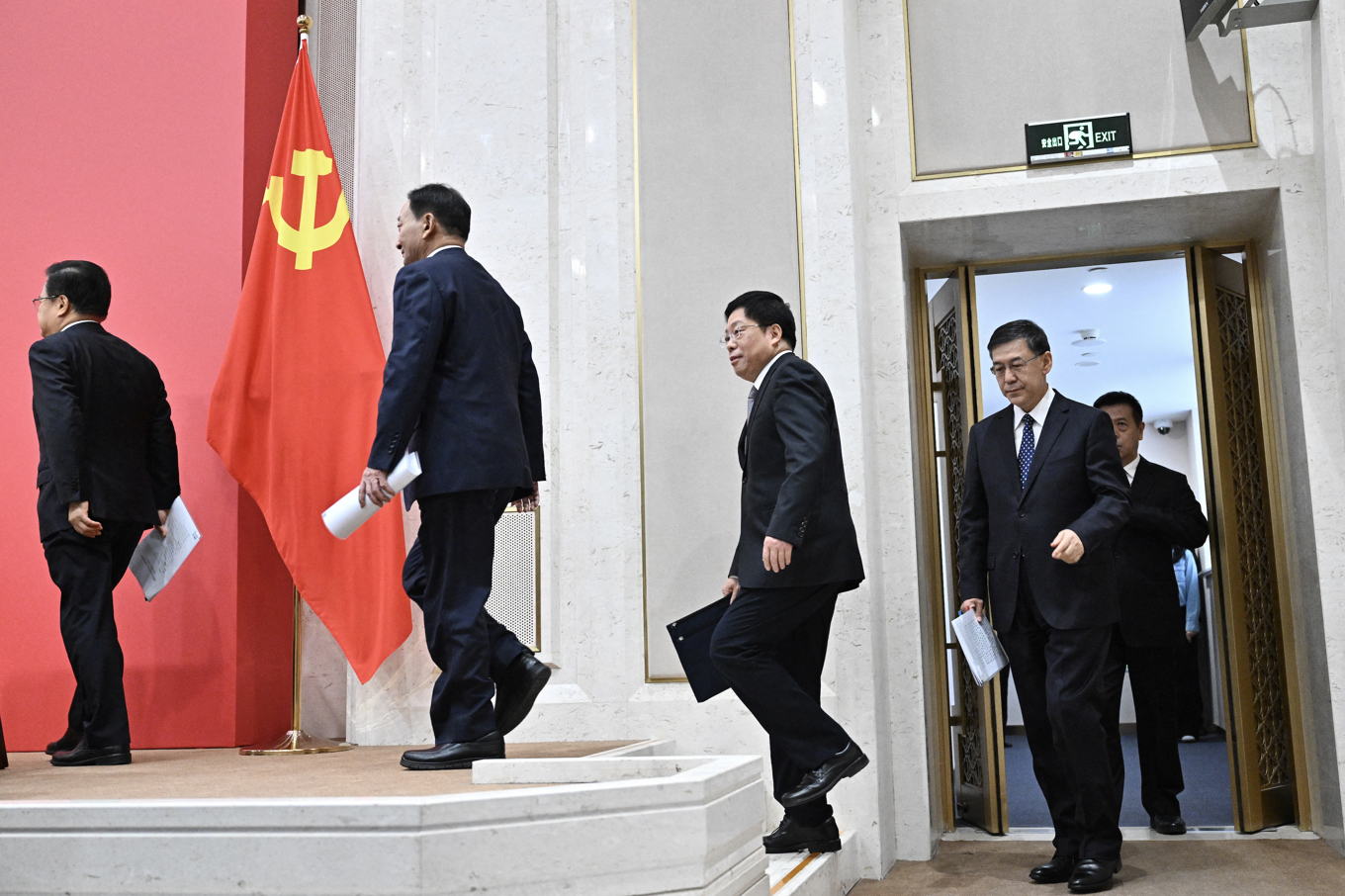 Medlemmar av Kinesiska kommunistpartiets centralkommitté anländer för en presskonferens i Peking den 24 oktober. Foto: Pedro Pardo/AFP via Getty Images