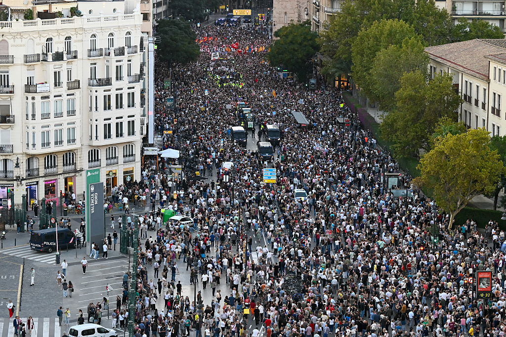 Stora protester i staden Valencia på årsdagen för översvämningarna. Foto: JOSE JORDAN/AFP via Getty Images