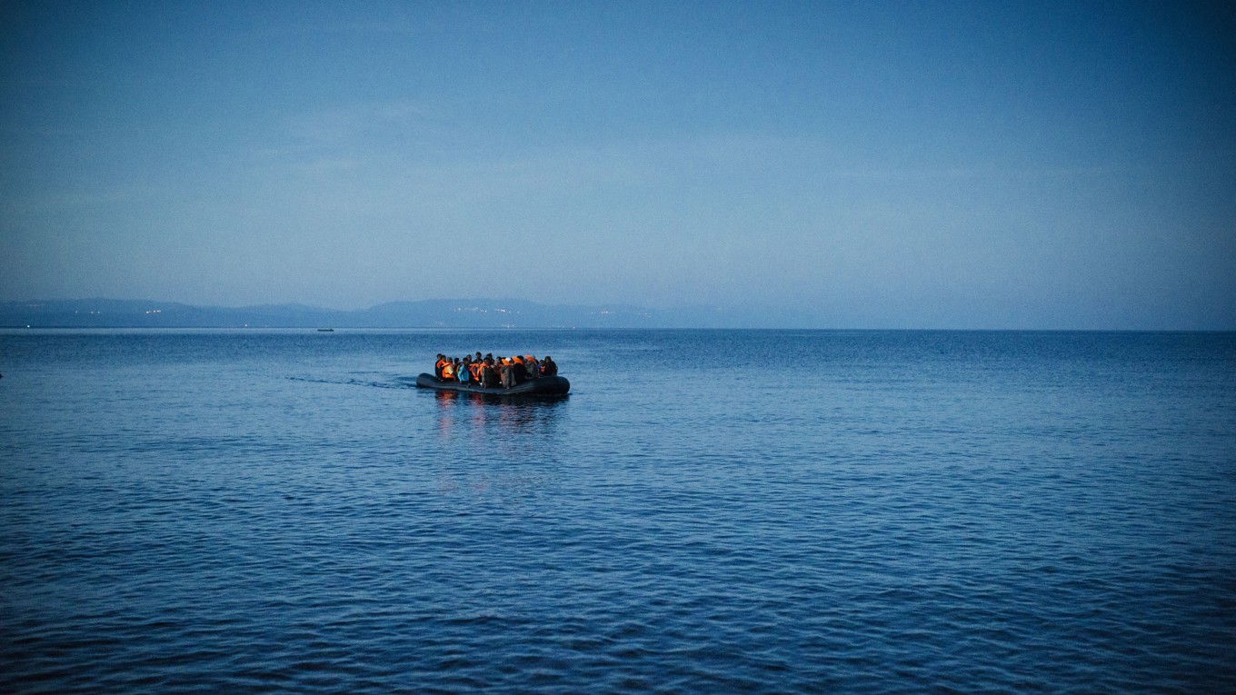 Migranter på en båt vid den grekiska ön Lesbos den 15 oktober 2015. Foto: Dimitar Dilkoff/AFP via Getty Images