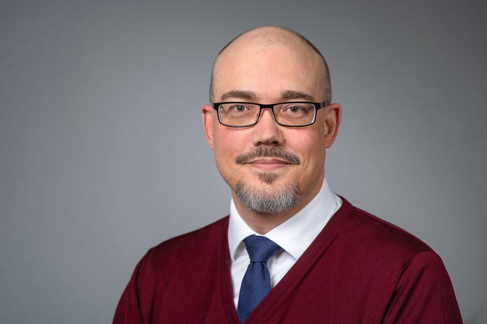 Mattias Derlén, professor i rättsvetenskap vid Umeå universitet,  är positiv till ett skärpt grundlagsskydd. Foto: Mattias Pettersson