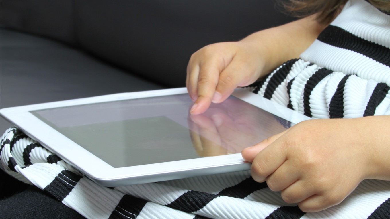 Barns skärmtid har hamnat i ropet det senaste året. I dagarna kommer föräldrar med barn i åldrarna 6–13 få hem en broschyr som innehåller konkreta tips och råd för att skapa balans i vardagen. Foto: Hayati Kayhan/Shutterstock