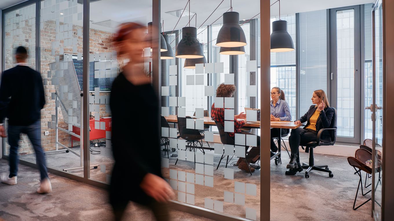 Forskare varnar för att kvinnors position försvagas när AI tar över språk- och administrationsyrken. Foto: Shutterstock