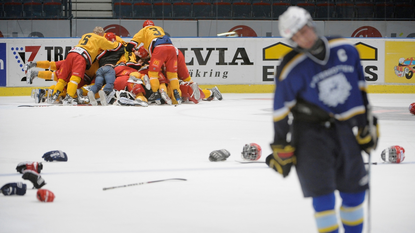 Ett skolboksexempel på hur en TV-puckshög ska se ut. Småland firar sin seger. Foto: Janerik Henriksson/TT Nyhetsbyrån