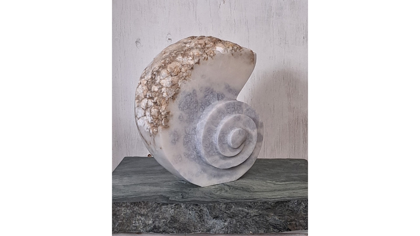 Skulptören Ann Carlsson-Korneevs Fibonaccisnäcka, i alabaster och mylonit, är inspirerad av Fibonacci-spiralen. Den visas på Värmlands museum fram till den 9 november. Foto: Ann Carlsson-Korneev