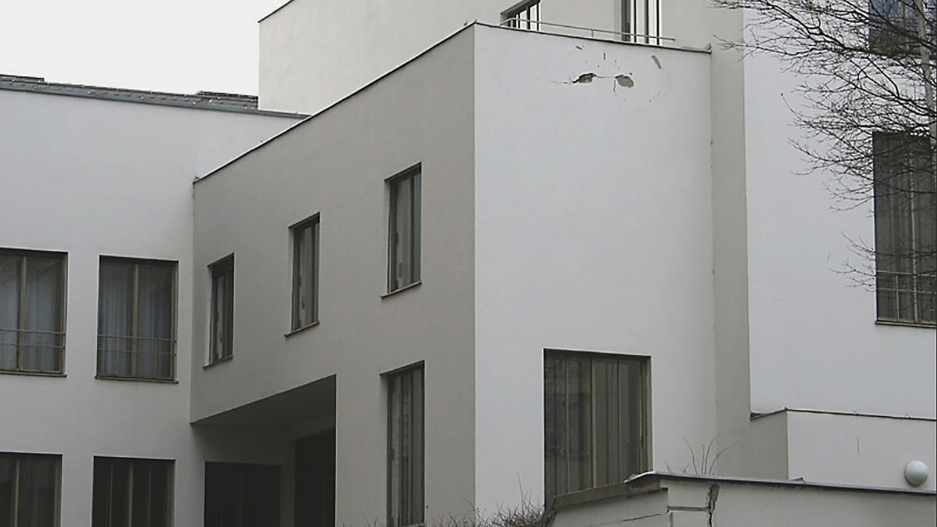 I Norge bodde Wittgenstein i en enkel stuga, men åt sin syster lät han bygga ett hus som var lika kliniskt som hans filosofi. Foto: Public Domain