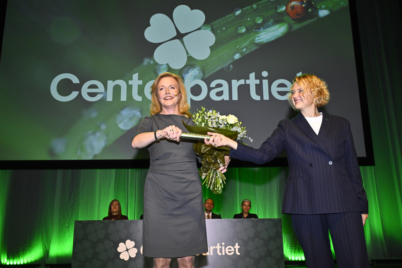 "Stort grattis, växlingen sker nu", sade tidigare partiledaren Anna-Karin Hatt och lämnade över stafettpinnen till Elisabeth Thand Ringqvist. Foto: Christine Olsson/TT