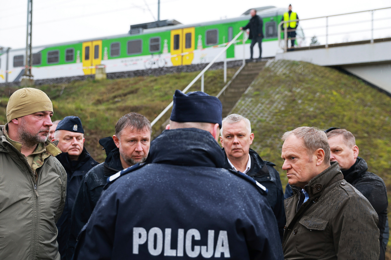 Polens premiärminister Donald Tusk, till höger om polisen i bild, besökte på måndagen den plats där explosionen ägt rum. Foto: KPRM/AP/TT
