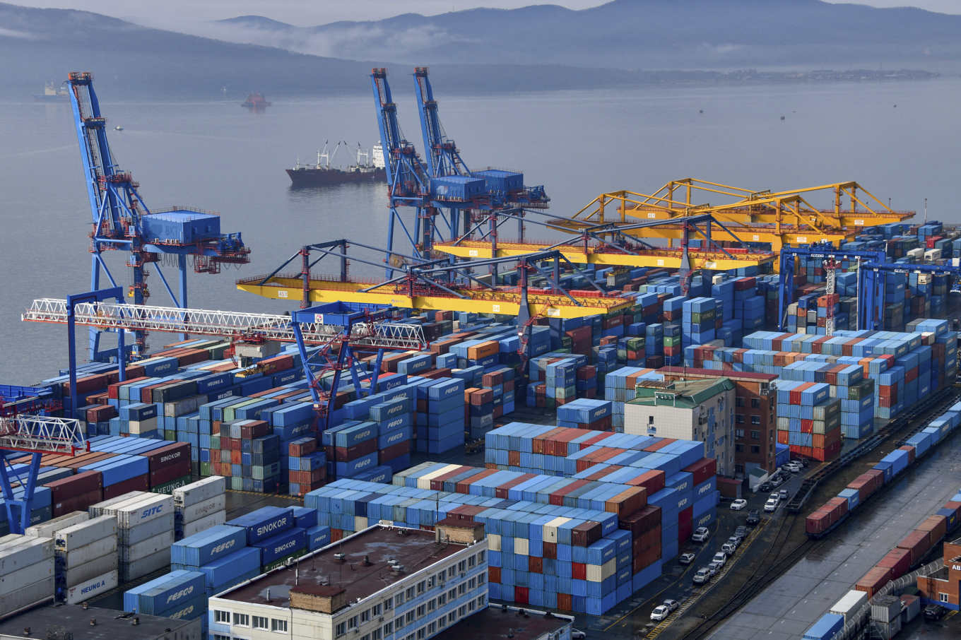 Containerhamnen i Vladivostok i sydöstra Ryssland. Bolag i Kina och Indien uppges stå för en stor del av exporten av sanktionerade varor till Ryssland, inklusive sådana tillverkade inom EU. Arkivbild. Foto: AP/TT