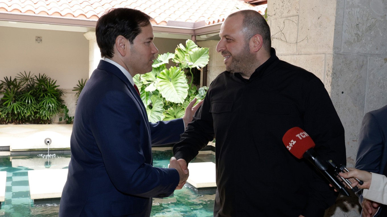 USA:s utrikesminister Marco Rubio och Rustem Umerov, som leder Ukrainas nationella säkerhets- och försvarsråd, skakar hand efter söndagens möte i Hallandale Beach, norr om Miami i Florida. Foto: Terry Renna/AP/TT