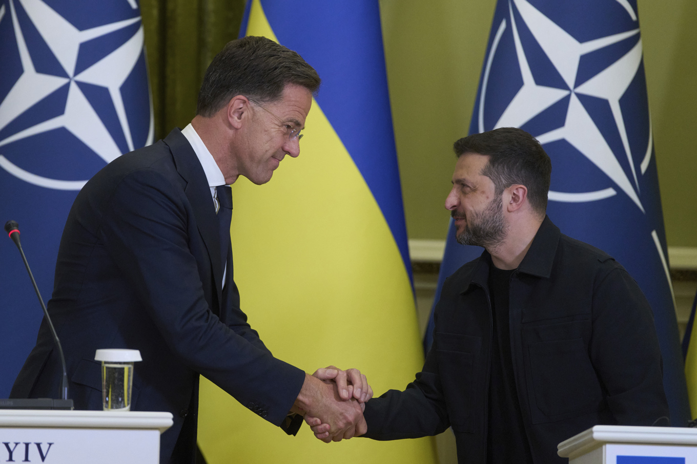 Natos generalsekreterare Mark Rutte (till vänster) tillsammans med Ukrainas president Volodymyr Zelenskyj vid ett möte i Kiev i augusti. Foto: Efrem Lukatsky/AP/TT