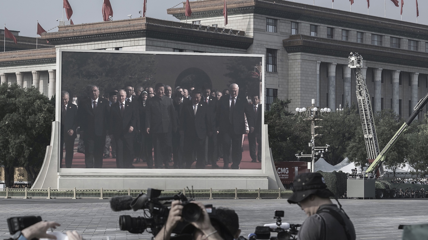 Kinas ledare Xi Jinping med bland andra Rysslands president Vladimir Putin och Nordkoreas ledare Kim Jong-un på Himmelska fridens torg den 3 september. Foto: Kevin Frayer/Getty Images