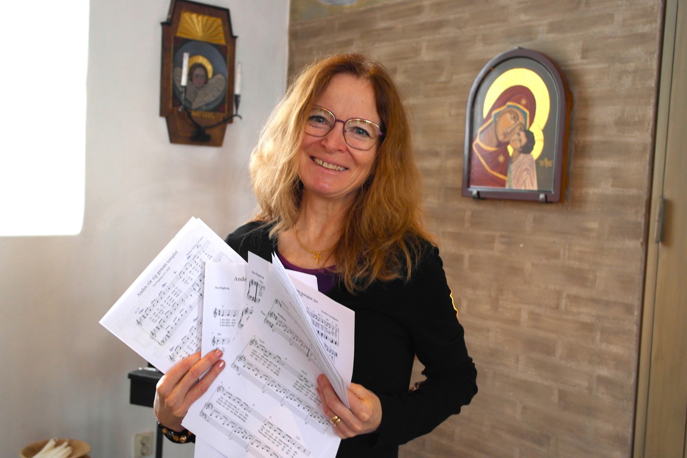 Åsa Hagberg i skånska Förslöv är författare, föreläsare, psalmist och diakoniassistent. Hon ser det som en tillgång att hennes perspektiv som psalmförfattare är från kyrkbänken – med erfarenheter av möten med människor när livet inte blir som det var tänkt. Foto: Privat