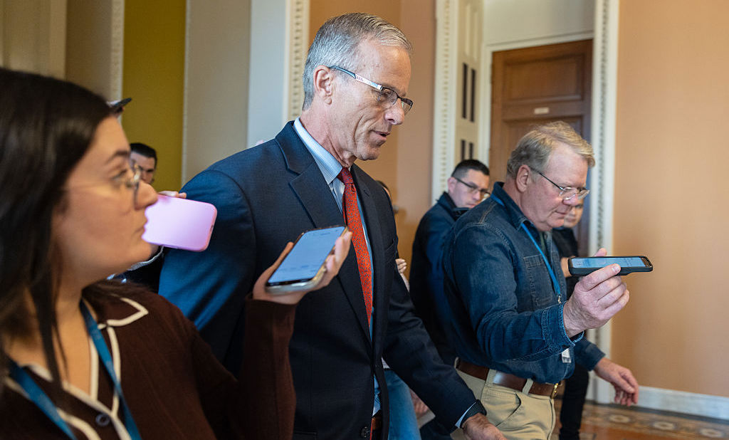 Senatens majoritetsledare John Thune (R) på väg in till kammaren. Foto: Anna Rose Layden/Getty Images