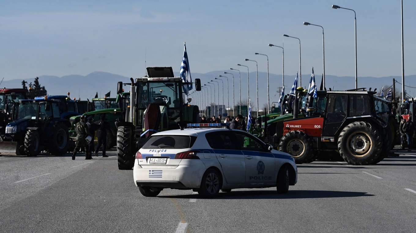Grekiska bönder blockerar en motorväg med traktorer vid en gränsstation i närheten av Thessaloniki den 1 december. Foto: Sakis Mitrolidis/AFP via Getty Images