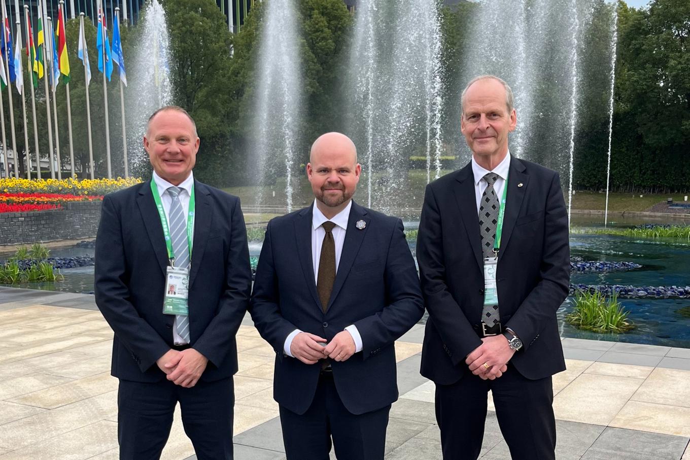 Landsbygdsminister Peter Kullgren (KD) vid besöket i Kina, flankerad av Livsmedelsföretagens vd Björn Hellman och Lantmännens vice vd Per Arfvidsson. Foto: Pressbild