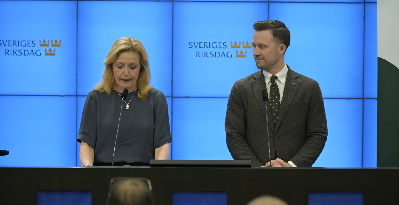 Centerpartiets partiledare Elisabeth Thand Ringqvist presenterar den nya partisekreteraren, Hannes Hervieu. Foto: Roger Sahlström