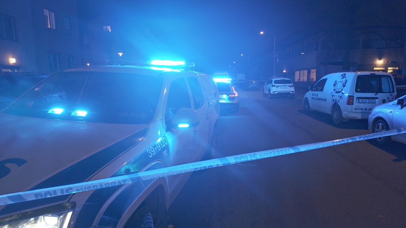 En man i 20-årsålder är död efter en skottlossning i Stockholm. Foto: Roger Sahlström.
