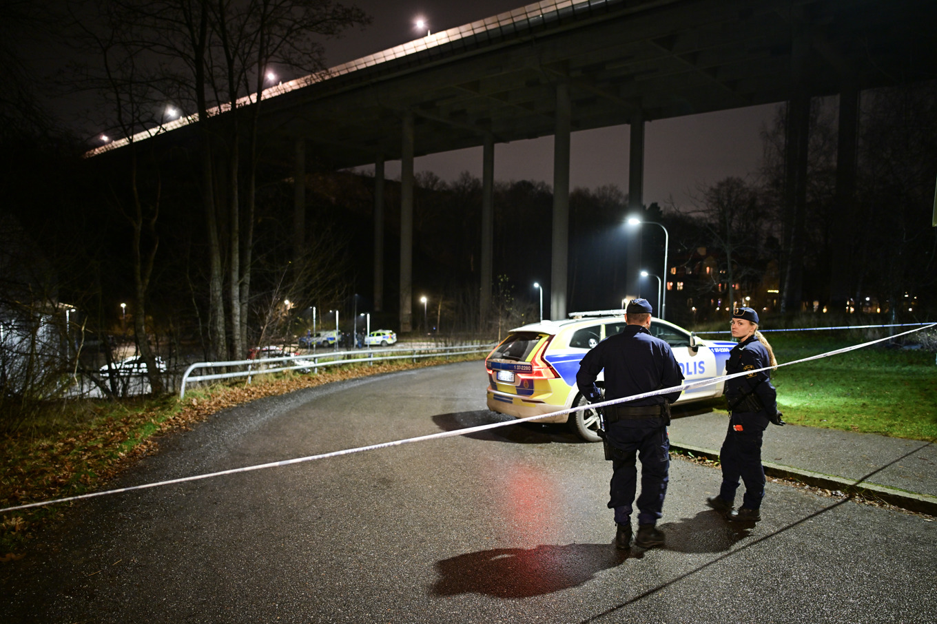 Polisen arbetar på platsen där en ung man hittats allvarligt skadad. Foto: Magnus Lejhall/TT