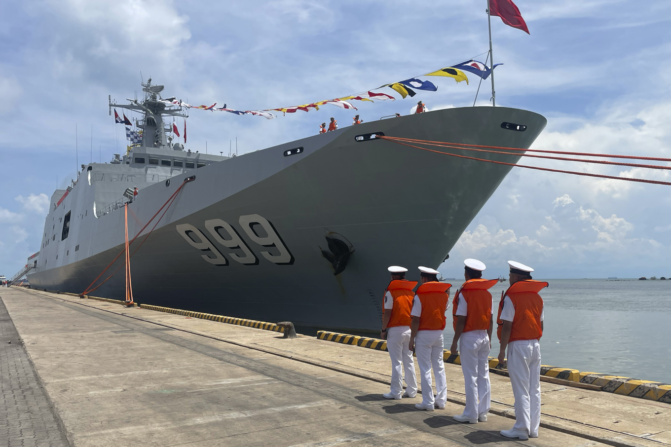 Ett kinesiskt krigsfartyg vid ett tidigare besök i Kambodja. Fartyget på bilden har inte direkt med texten att göra. Foto: AP/TT