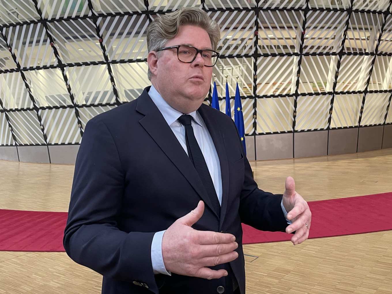 Justitieminister Gunnar Strömmer på väg in till måndagens EU-möte i Bryssel. Foto: Wiktor Nummelin/TT