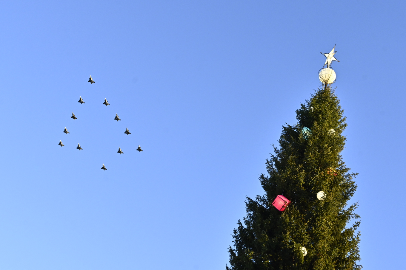 Blekinge flygflottilj under fjolårets julgransflygning över Stockholm. Arkivbild. Foto: Anders Wiklund/TT