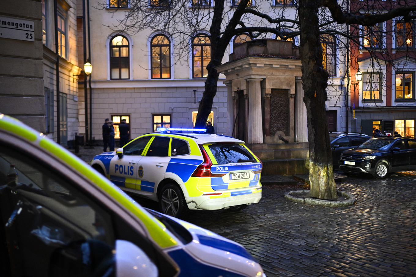 Polisen har stärkt bevakningen utanför Judiska museet i Gamla stan i Stockholm och andra judiska objekt efter terrordådet vid Bondi Beach i Sydney. Foto: Anders Wiklund/TT