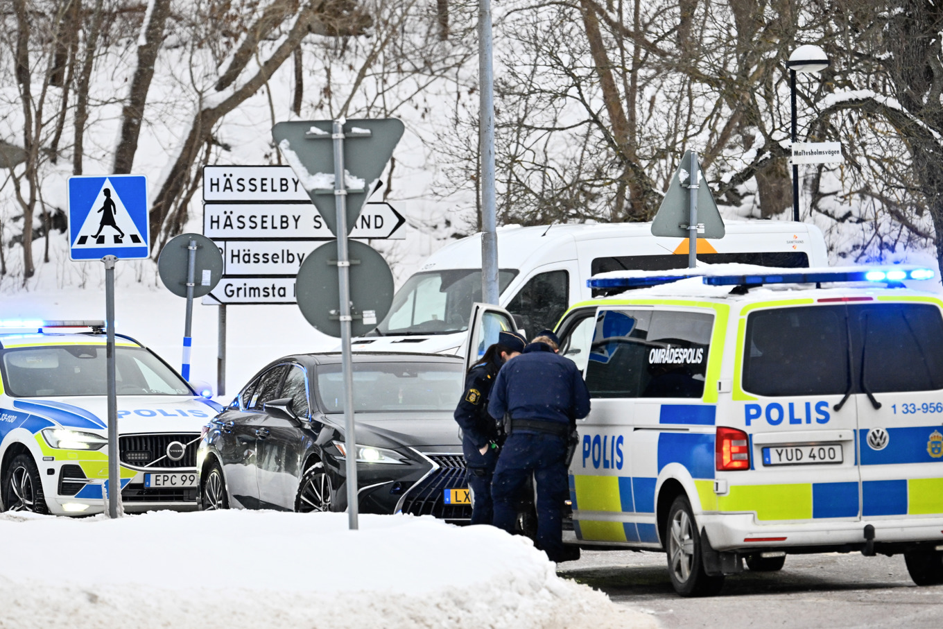 Polis på plats i Hässelby där en skottlossning skett. Foto: Anders Wiklund/TT