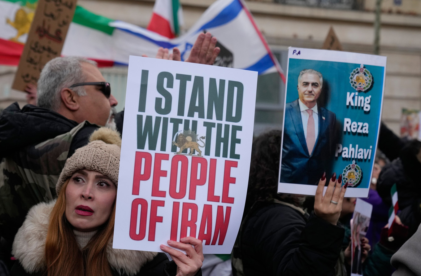 Demonstranter som samlats i Paris på söndagen i protester mot regimen i Iran. Foto: Michel Euler/AP/TT