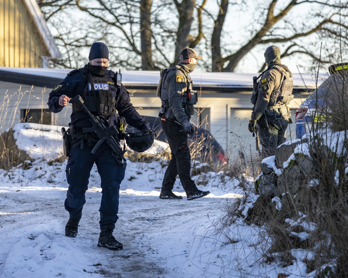 Polis och insatsstyrkan på plats i ett bostadsområde i Osby. Foto: Johan Nilsson/TT