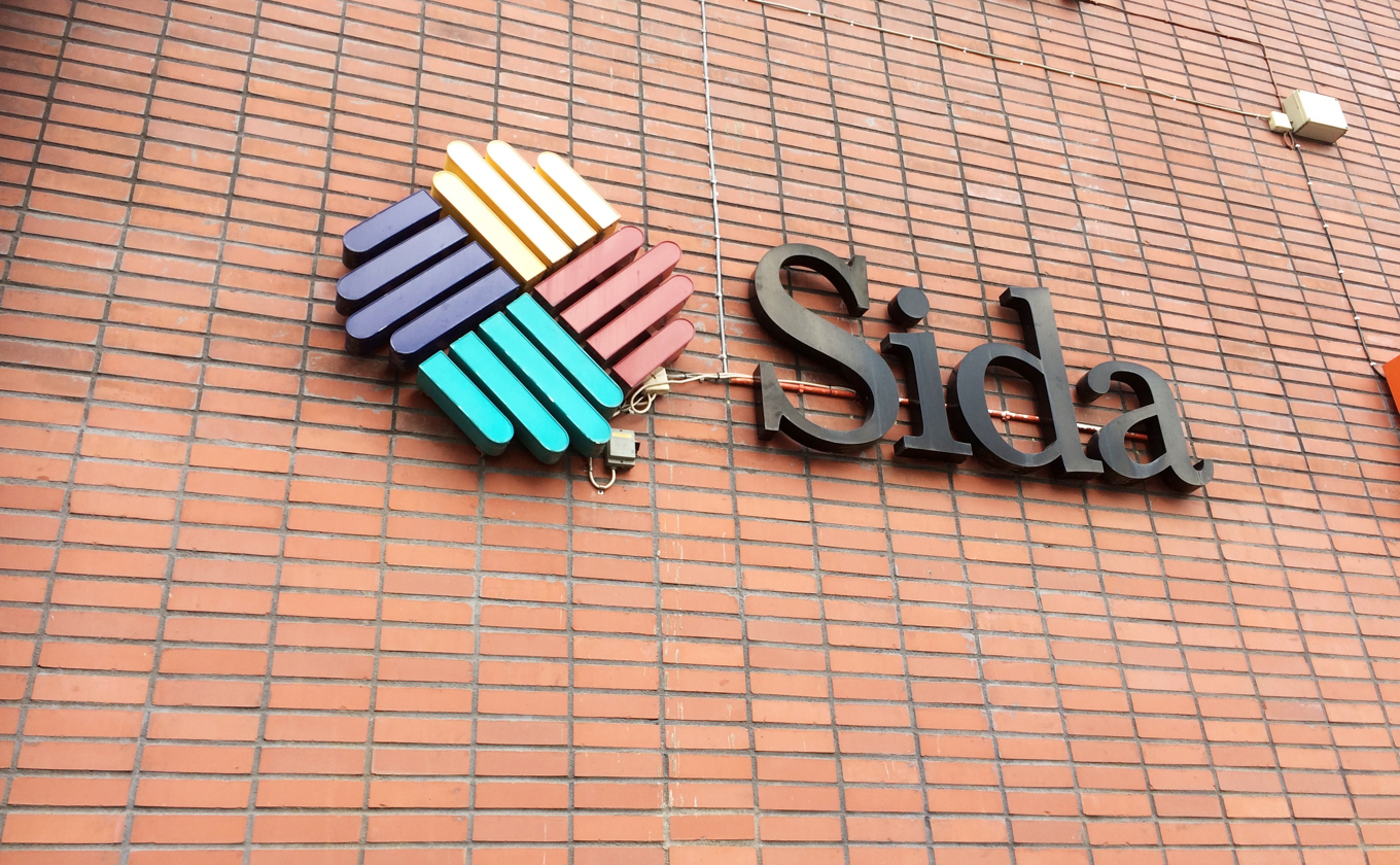 Så rikt är Sverige att Sida kan betala ut miljarder i bistånd varje år utan att veta vad pengarna går till, skriver krönikören. Foto: Tony Lingefors