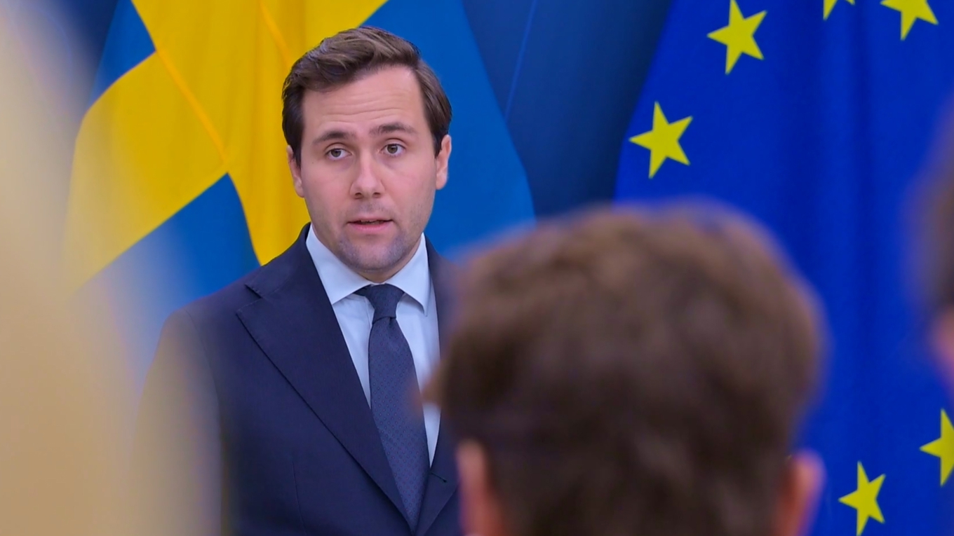 Bistånds- och utrikeshandelsminister Benjamin Dousa (M) presenterar regeringens nya inriktning för svenskt bistånd. Foto: Roger Sahlström.