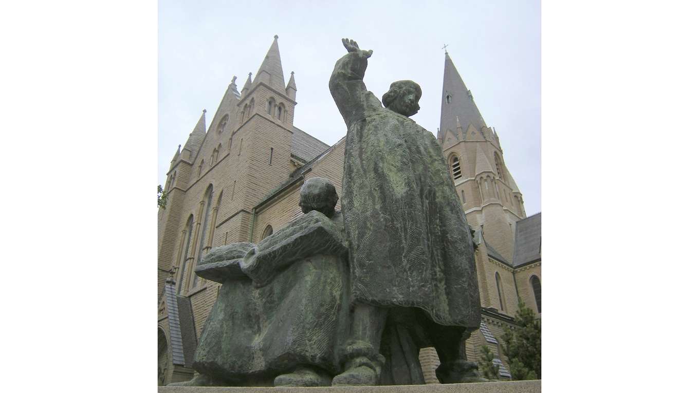 Staty av Nils Sjögren föreställande Olaus Petri och hans bror Laurentius Petri utanför Olaus Petri kyrka i hemstaden Örebro, där både skolor, vårdcentraler och kyrkan bär Olaus Petris namn. Foto: Edaen/Wikimedia Commons/CC BY 3.0
