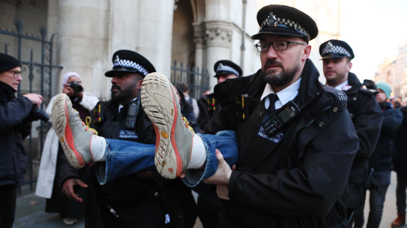 Polis i London griper en propalestinsk demonstrant den 26 november. Foto: Alishia Abodunde/Getty Images