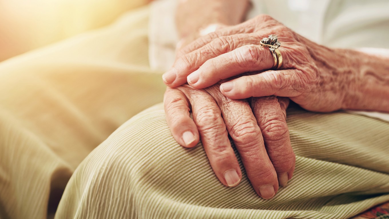 Totalt fem personer i Skåne står åtalade för att ha lurat äldre kvinnor genom så kallade vishing-bedrägerier. Foto: Shutterstock