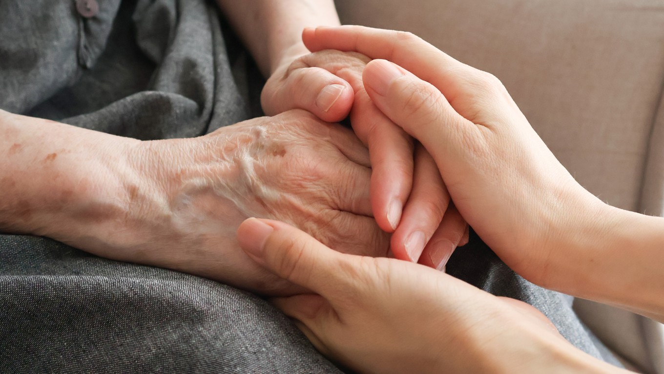 Tre personer ska ha utsatts för sexuella övergrepp av en person inom hemtjänsten i Norrköping. Foto: Shutterstock